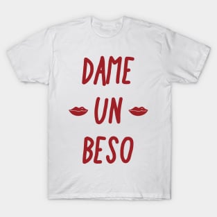 Dame un beso - give me a kiss fun love design T-Shirt